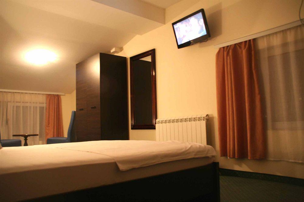 Happy Star Club Hotel Belgrade Exterior photo